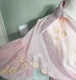 Wunderschönes, luftiges Sommerhemd mit leicht puffigen Ärmeln und aufgenähten Blumen-Applikationen.🌸