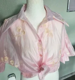 Wunderschönes, luftiges Sommerhemd mit leicht puffigen Ärmeln und aufgenähten Blumen-Applikationen.🌸