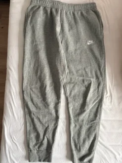 4x Nike Club Jogginghose
