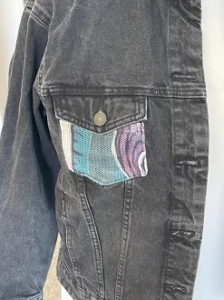 Zwart Vera Moda spijkerjasje gepimt met Picasso stijl stof tot Nederlandse maat 44/46