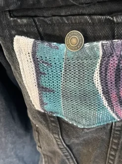 Zwart Vera Moda spijkerjasje gepimt met Picasso stijl stof tot Nederlandse maat 44/46