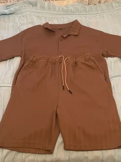 Zweiteiliges Set Hemd & Shorts Braun Rippstruktur